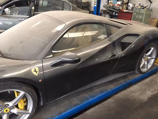 Cận cảnh những siêu xe tiền tỷ bị "bỏ xó" tại Việt Nam ảnh 17