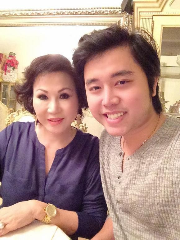 Vũ Hoàng Việt từng gây chú ý khi có mối tình với tỷ phú U60 Yvonne Thúy Hoàng. Tuy nhiên, cặp đôi đã chia tay sau nhiều năm yêu đương.