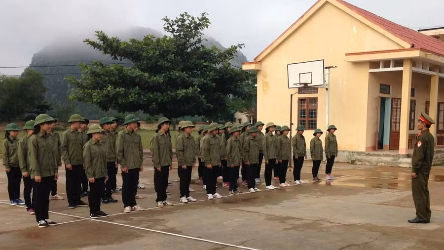 Học sinh THPT trong giờ GDQP-AN