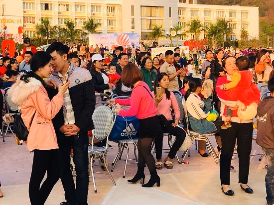 hang nghin nguoi do ve le hoi khinh khi cau o moc chau hinh anh 2