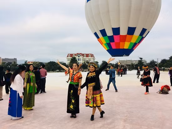 hang nghin nguoi do ve le hoi khinh khi cau o moc chau hinh anh 11