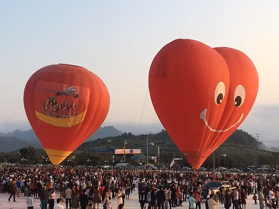 hang nghin nguoi do ve le hoi khinh khi cau o moc chau hinh anh 1