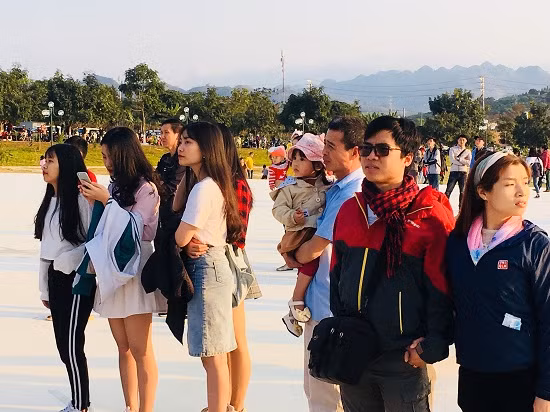 hang nghin nguoi do ve le hoi khinh khi cau o moc chau hinh anh 3