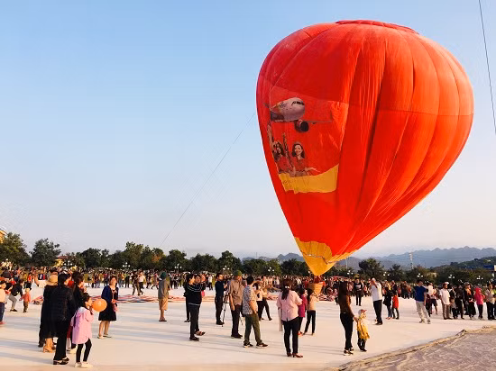 hang nghin nguoi do ve le hoi khinh khi cau o moc chau hinh anh 7