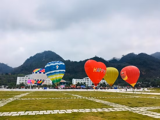 hang nghin nguoi do ve le hoi khinh khi cau o moc chau hinh anh 12