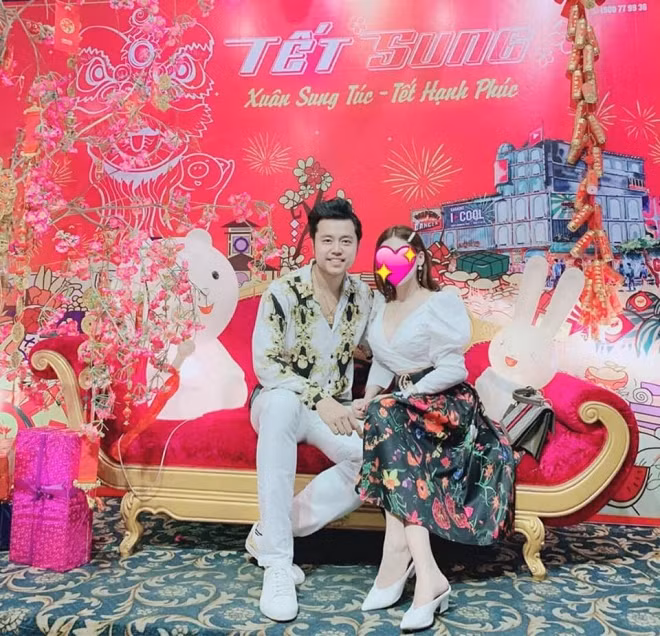 Vũ Hoàng Việt khoe bạn gái mới nhưng vẫn còn giấu mặt. 