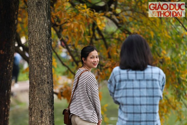 Nhiều bạn trẻ không quên chụp lại những tấm hình bên cây lộc vừng xưa