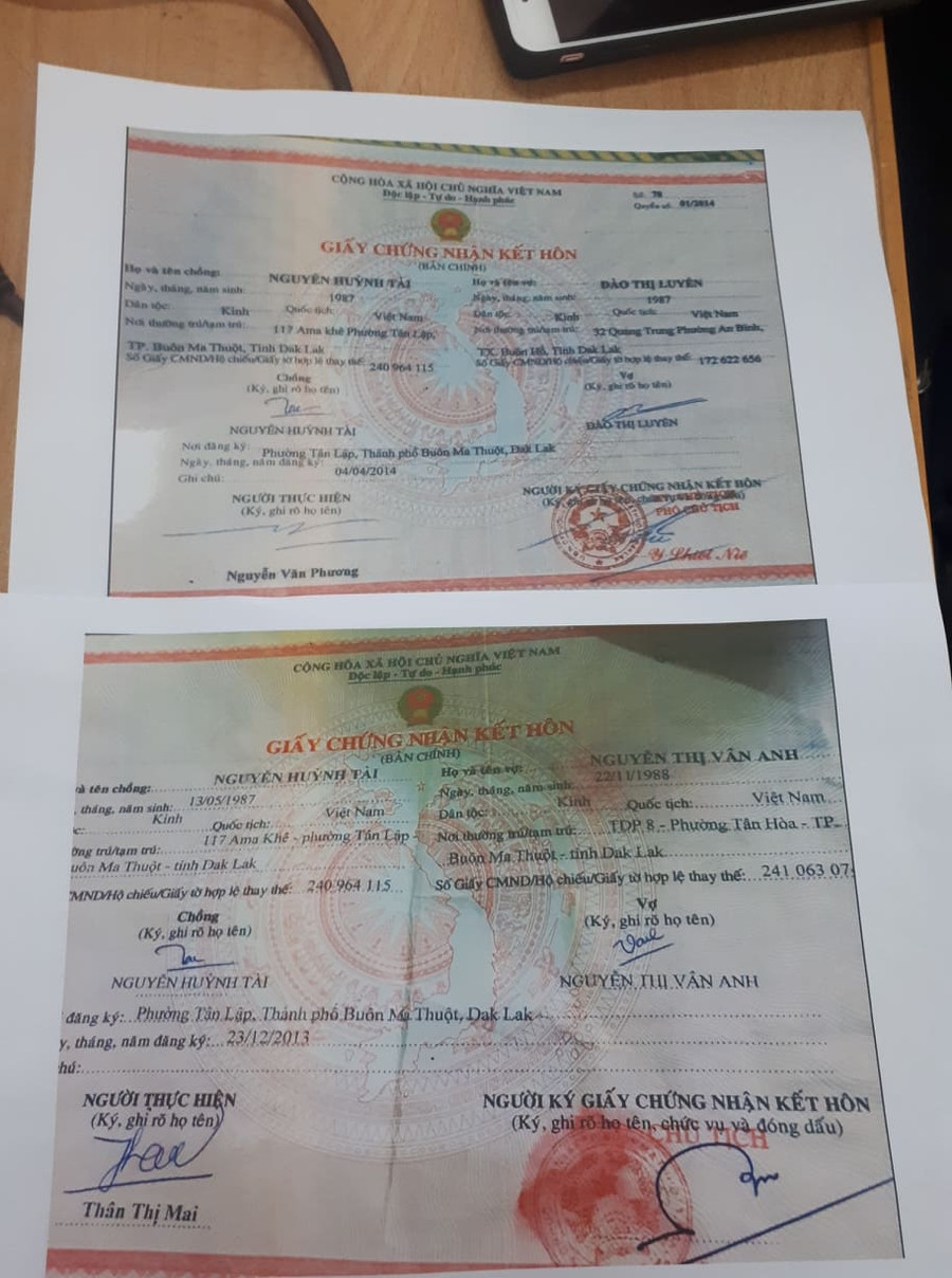 Hai giấy chứng nhận kết hôn của cùng một người đàn ông chỉ cách nhau 4 tháng. Hai giấy chứng nhận kết hôn của cùng một người đàn ông chỉ cách nhau 4 tháng.