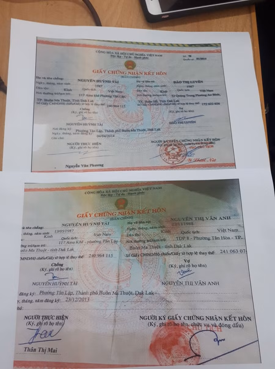 Hai giấy chứng nhận kết hôn của cùng một người đàn ông chỉ cách nhau 4 tháng. Hai giấy chứng nhận kết hôn của cùng một người đàn ông chỉ cách nhau 4 tháng.