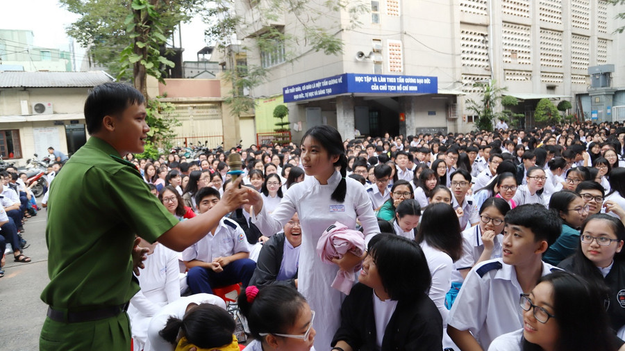 Học sinh Trường THPT Bùi Thị Xuân, quận 1 trao đổi với báo cáo viên tại chuyên đề kỹ năng phòng, chống xâm hại