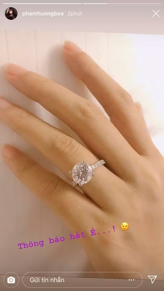 Phạm Hương khoe nhẫn kim cương ở ngón áp út. 