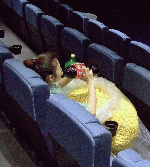 Những ảnh hài hước ngày 15/2 ảnh 7 Khi bạn gái buồn đi xem phim.