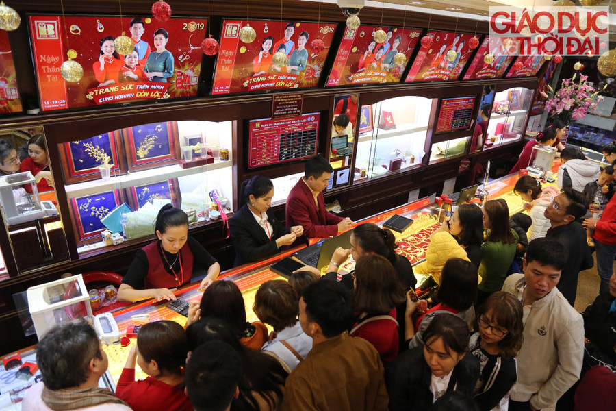 Bên trong các quầy giao dịch dòng người vẫn đợi chờ để đến lượt vào mua vàng