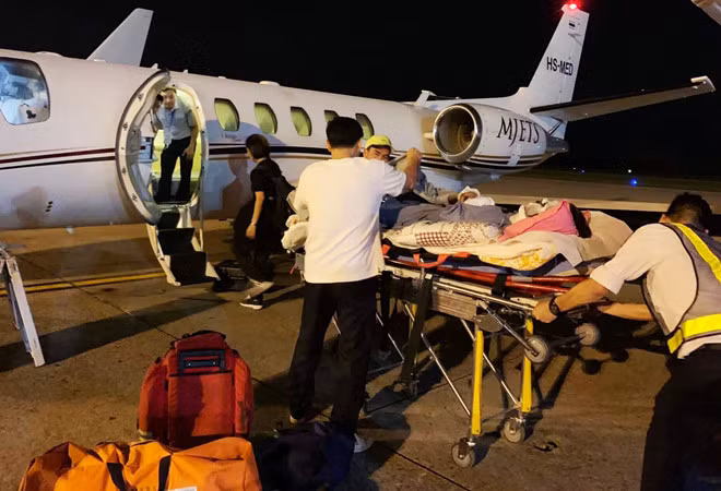 Điều chuyên cơ đưa cặp đôi bị tạt axit qua Thái Lan điều trị