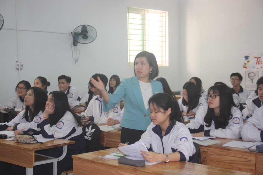 Cô Lê Hoàng Anh – Giáo viên Trường THPT Phúc Lợi (Hà Nội) là giáo viên giỏi, được học sinh yêu mến Cô Lê Hoàng Anh – Giáo viên Trường THPT Phúc Lợi (Hà Nội) là giáo viên giỏi, được học sinh yêu mến