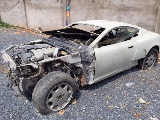 Cận cảnh những siêu xe tiền tỷ bị "bỏ xó" tại Việt Nam ảnh 13