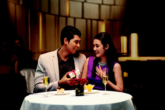 Valentine trùng ngày Vía Thần Tài, chồng tặng quà khiến vợ “cười ra nước mắt"