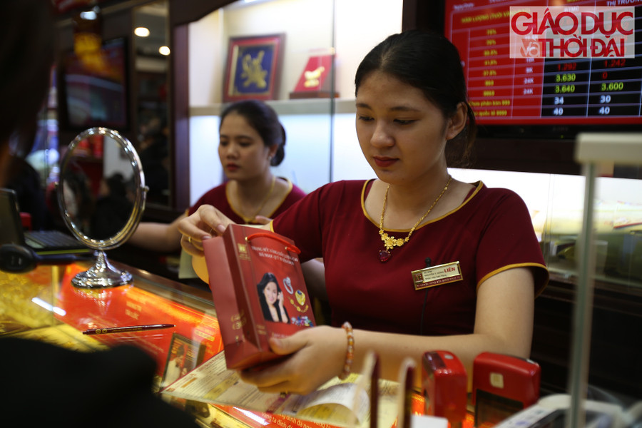 Nhân viên trong ngày 14/2 phải tăng ca đến đêm