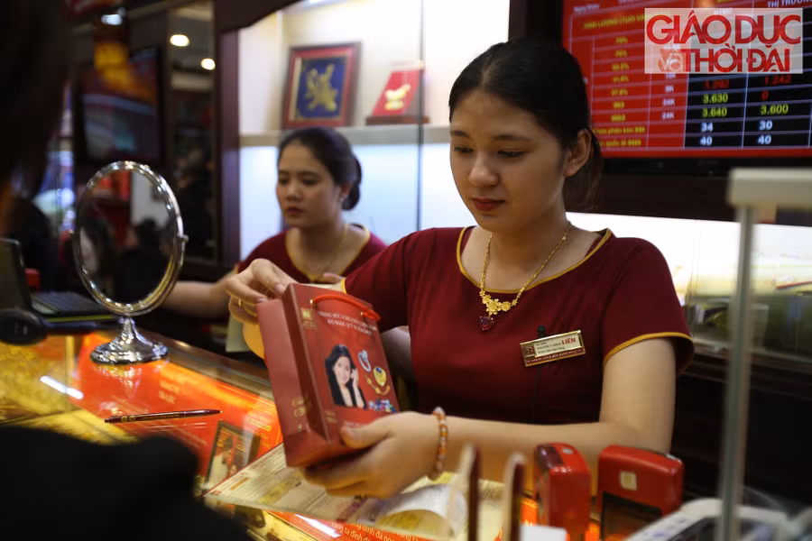 Nhân viên trong ngày 14/2 phải tăng ca đến đêm