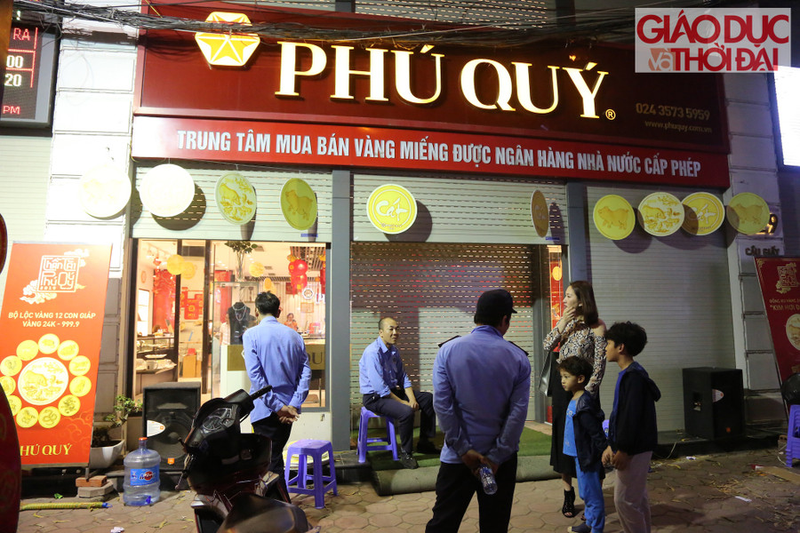 Trong khi đó tại 1 cửa hàng vàng khác do lượng khách đông đến hơn 21h đêm đã hết hàng đóng cửa
