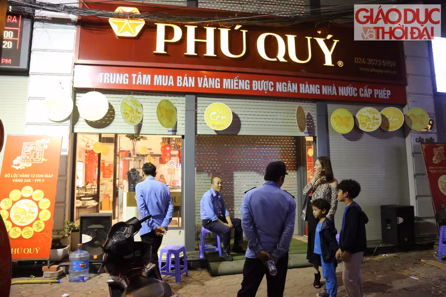 Trong khi đó tại 1 cửa hàng vàng khác do lượng khách đông đến hơn 21h đêm đã hết hàng đóng cửa