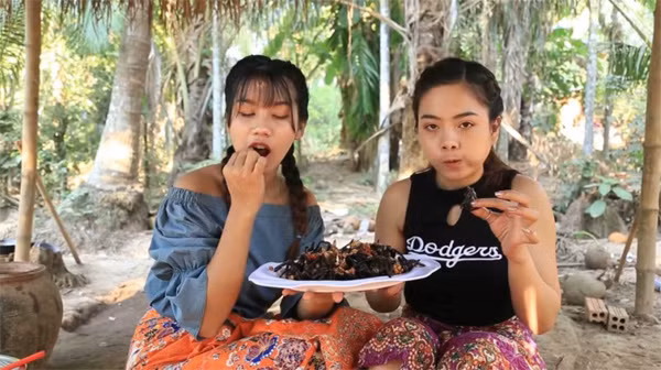 Hai cô gái Campuchia bình thản chế biến rồi thưởng thức nhện độc khiến dân tình khiếp đảm-6