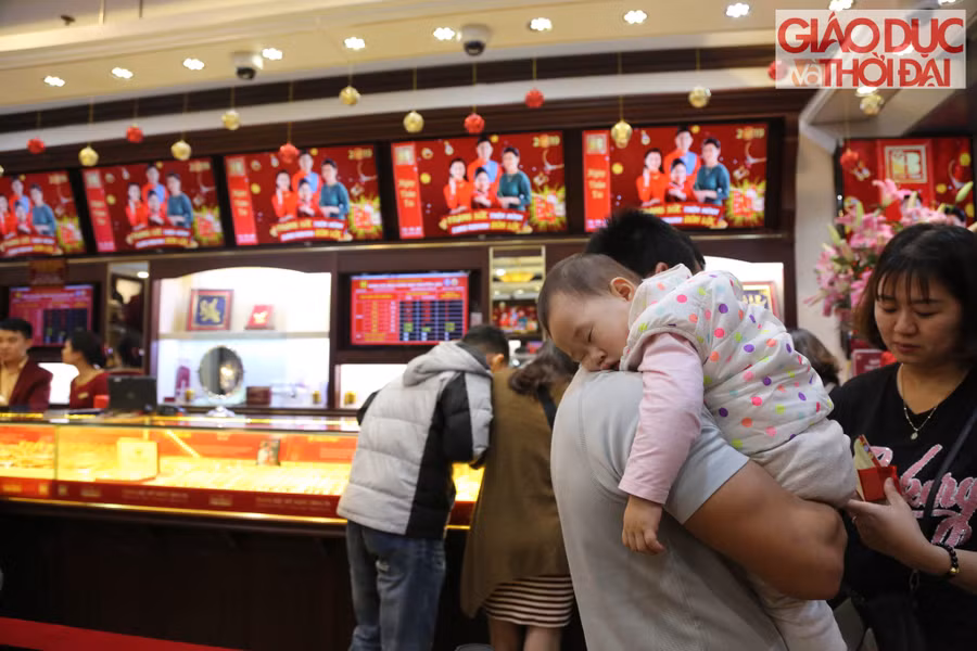 Những em nhỏ đi cùng bố mẹ đến, do đêm muộn đã ngủ gục trên vai của bố