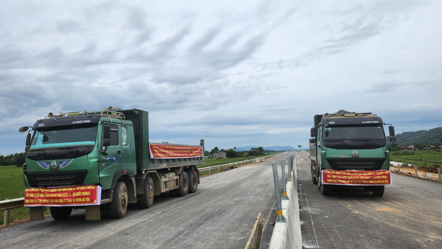 Doanh nghiệp căng băng rôn đòi nợ trên cao tốc. (Ảnh: NT)