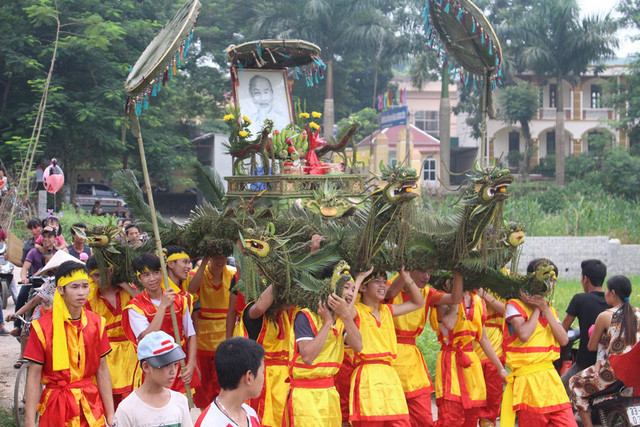 Lễ rước kiệu lá truyền thống được tổ chức 5 năm một lần vào ngày Tết Trung thu tại xã Đông Phuơng Yên, huyện Chương Mỹ, Hà Nội.