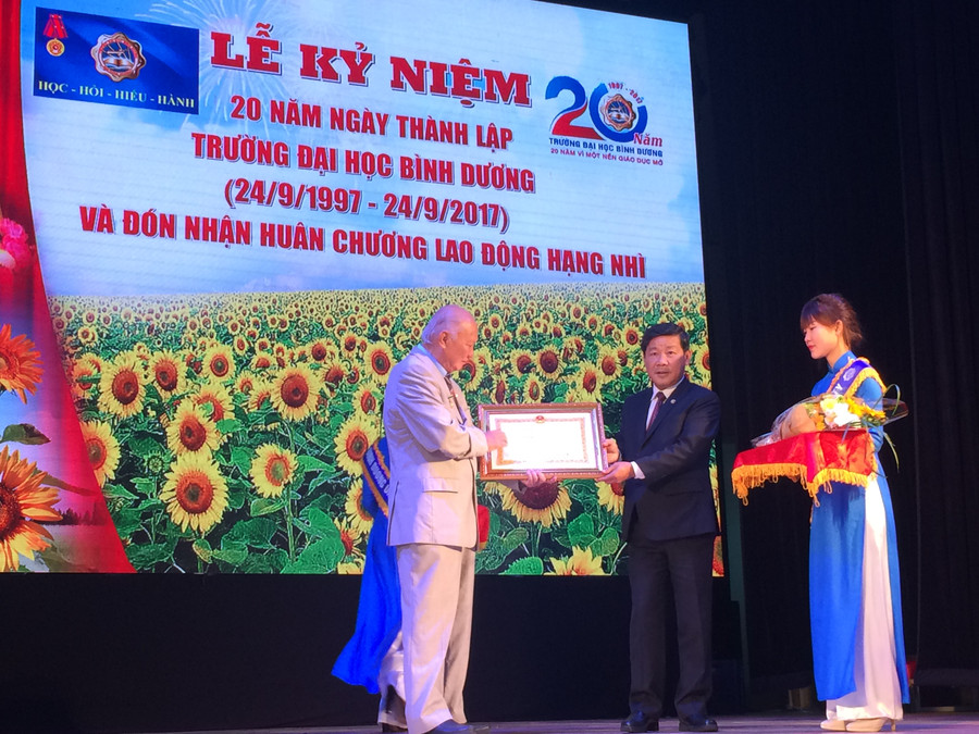 Ông Trần Thanh Liêm - Phó Bí thư Tỉnh ủy, Chủ tịch UBND tỉnh Bình Dương trao Huân chương Lao động hạng nhì của Chủ tịch nước cho cá nhân GS - VS Cao Văn Phường Ông Trần Thanh Liêm - Phó Bí thư Tỉnh ủy, Chủ tịch UBND tỉnh Bình Dương trao Huân chương Lao động hạng nhì của Chủ tịch nước cho cá nhân GS - VS Cao Văn Phường