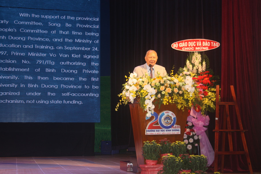 GS - VS Cao Văn Phường – Hiệu trưởng Trường Đại học Bình Dương phát biểu tại buổi lễ GS - VS Cao Văn Phường – Hiệu trưởng Trường Đại học Bình Dương phát biểu tại buổi lễ