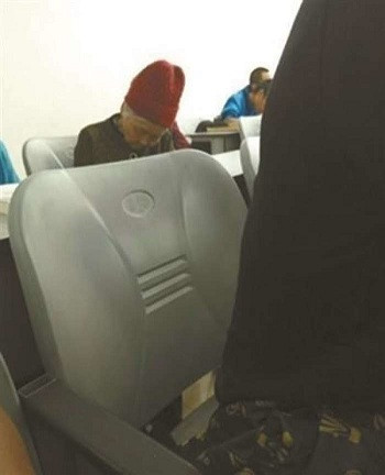 giao-su-trung-quoc-dua-me-len-giang-duong-de-tien-cham-soc-1