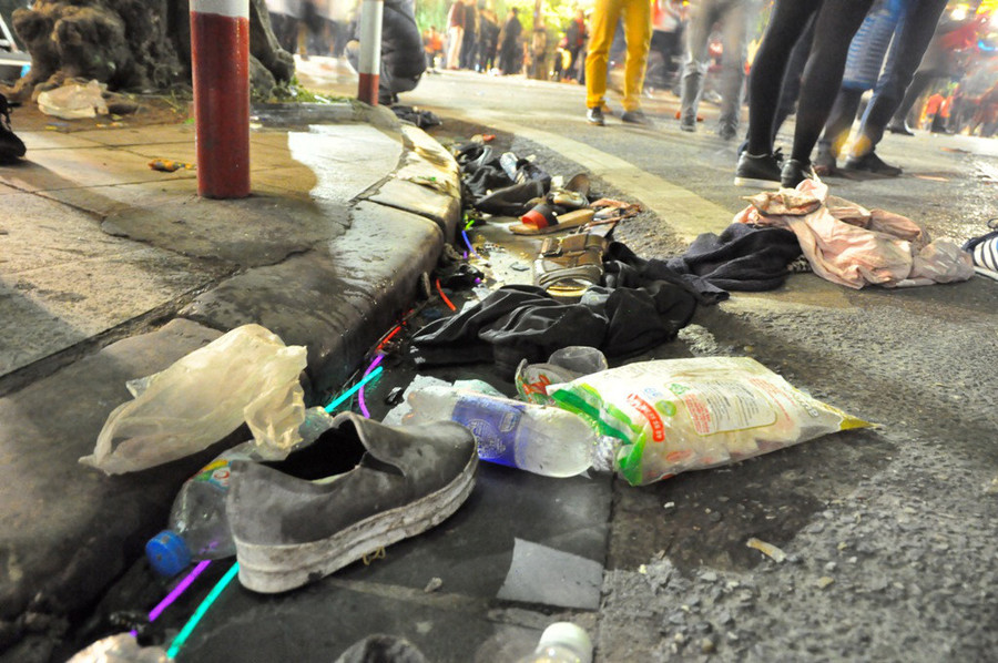 Nhưng sau mỗi cuộc vui, người ta chỉ thấy đường phố ngập tràn rác, những đoàn người dài nối đuôi nhau chen lấn, xô đẩy, đó là chưa kể hiện tượng móc túi, trộm ví, trộm điện thoại... Nhưng sau mỗi cuộc vui, người ta chỉ thấy đường phố ngập tràn rác, những đoàn người dài nối đuôi nhau chen lấn, xô đẩy, đó là chưa kể hiện tượng móc túi, trộm ví, trộm điện thoại...