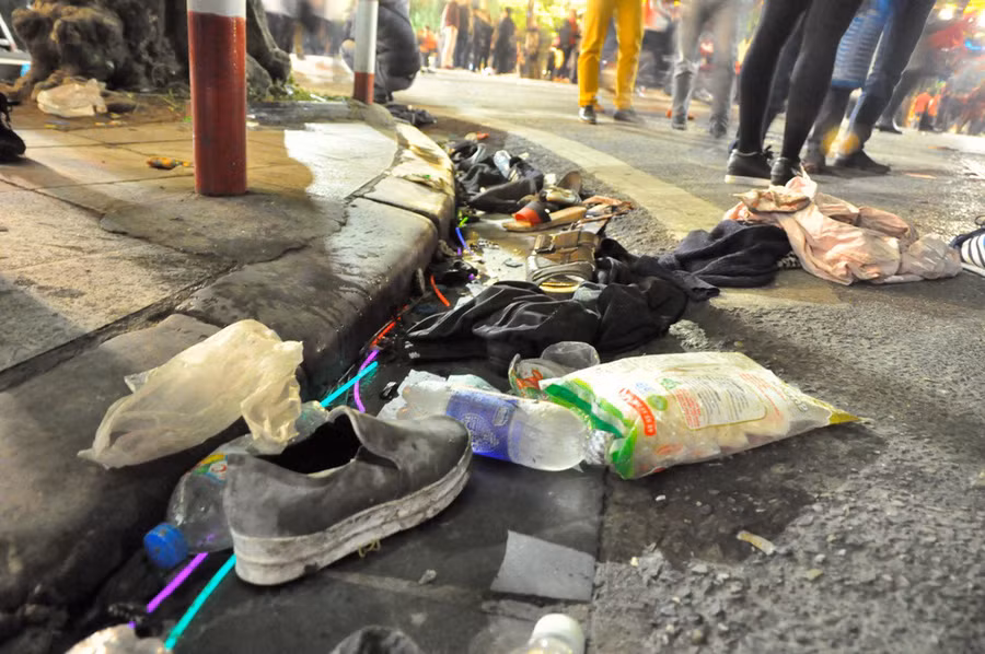 Nhưng sau mỗi cuộc vui, người ta chỉ thấy đường phố ngập tràn rác, những đoàn người dài nối đuôi nhau chen lấn, xô đẩy, đó là chưa kể hiện tượng móc túi, trộm ví, trộm điện thoại... Nhưng sau mỗi cuộc vui, người ta chỉ thấy đường phố ngập tràn rác, những đoàn người dài nối đuôi nhau chen lấn, xô đẩy, đó là chưa kể hiện tượng móc túi, trộm ví, trộm điện thoại...