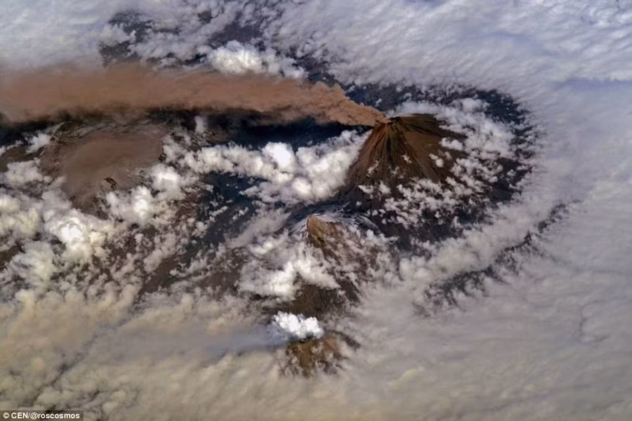 Khói rỉ thuốc nhuốm màu các đám mây trắng Khói rỉ thuốc nhuốm màu các đám mây trắng