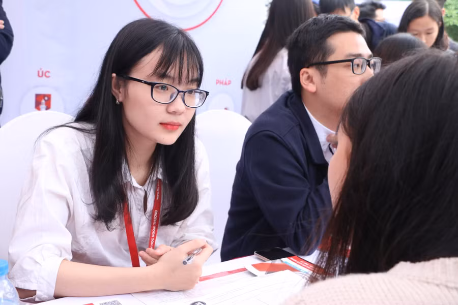 Sinh viên Trường ĐH Ngoại thương trong một buổi tư vấn tuyển sinh tại trường. Ảnh tư liệu: Đình Tuệ.
