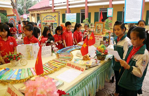 Các em HS hào hứng đọc sách Các em HS hào hứng đọc sách