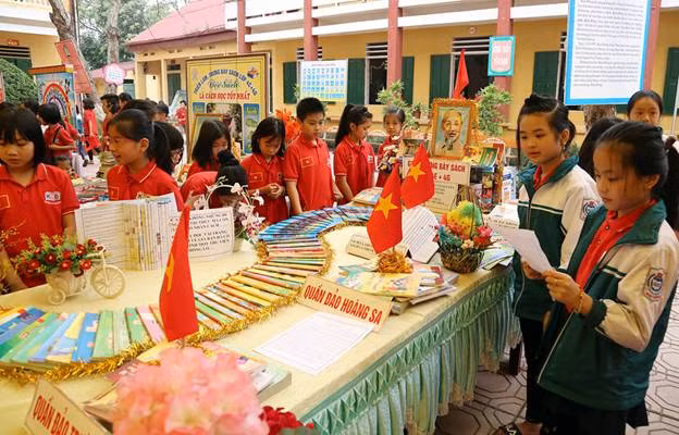 Các em HS hào hứng đọc sách