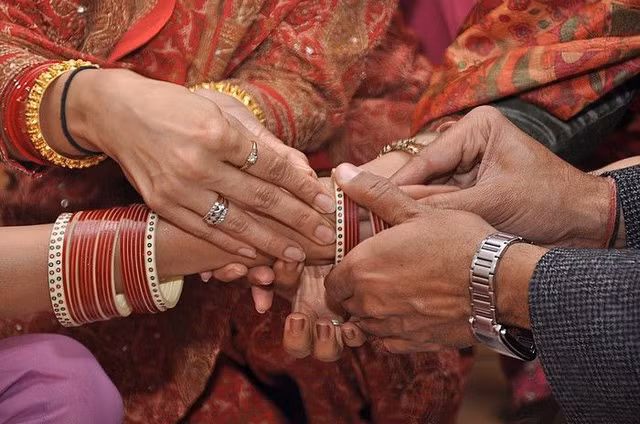 Kỳ lạ người đàn ông chấp nhận cho vợ lấy thêm người tình chỉ 6 ngày sau đám cưới ​ ảnh 1