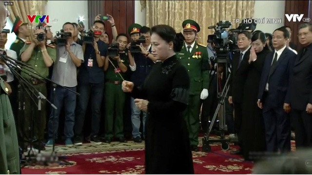 Chủ tịch Quốc hội Nguyễn Thị Kim Ngân dâng hương tiễn biệt nguyên Thủ tướng Phan Văn Khải. Chủ tịch Quốc hội Nguyễn Thị Kim Ngân dâng hương tiễn biệt nguyên Thủ tướng Phan Văn Khải.