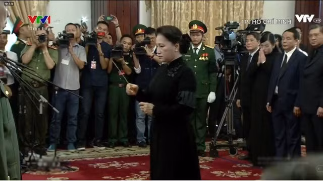 Chủ tịch Quốc hội Nguyễn Thị Kim Ngân dâng hương tiễn biệt nguyên Thủ tướng Phan Văn Khải.