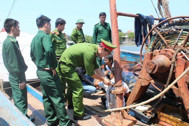 Các ngư dân bị bắt, trói xích trên boong tàu.