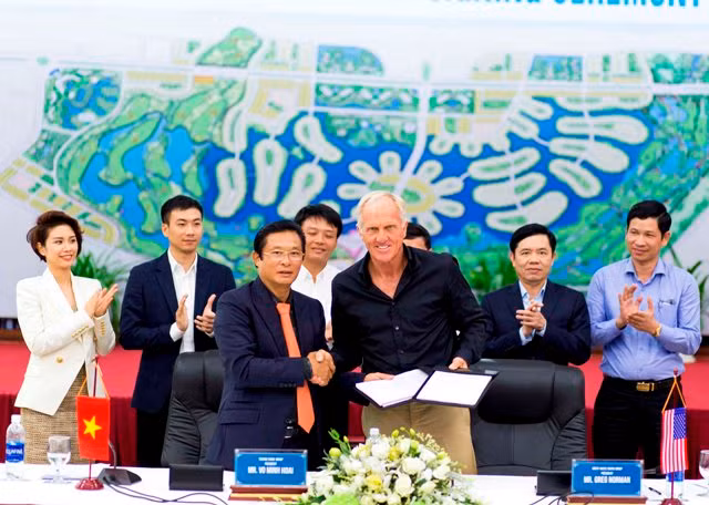Ông Võ Minh Hoài chủ tịch tập đoàn Trường Thịnh và ông Greg Norman – một golf thủ huyền thoại ký kết hợp tác khảo sát, xây dựng sân golf.