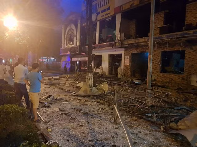 Dãy nhà 2 tầng của nhà hàng lẩu nướng và Karaoke bị phá hủy tan hoang