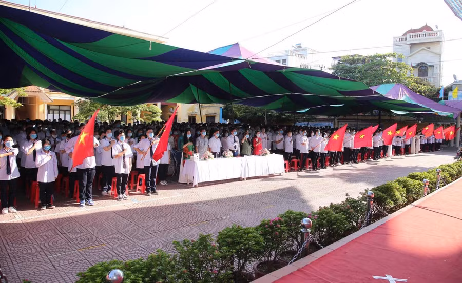 Đại biểu cùng thầy trò nhà trường cùng chào năm học mới.