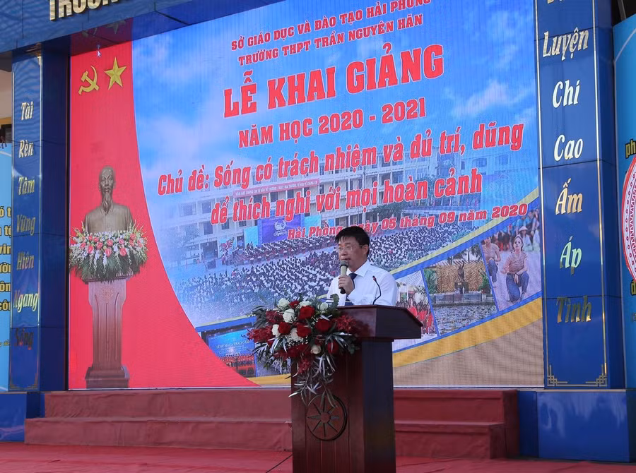 Thầy Nguyễn Minh Quý – Hiệu trưởng trường THPT Trần Nguyên Hãn (Hải Phòng) phát biểu tại Lễ Khai giảng năm học mới 2020 - 2021.