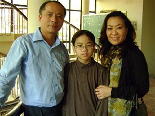 Nguyễn Việt Trung và bố mẹ. Nguyễn Việt Trung và bố mẹ.