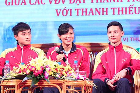 Nguyễn Thị Ánh Viên, Vũ Thành An và Đinh Phương Thành giao lưu cùng người hâm mộ. Ánh Viên cho biết cô chỉ nghĩ tới việc tập luyện bơi lội chứ chưa nghĩ tới chuyện có bạn trai Nguyễn Thị Ánh Viên, Vũ Thành An và Đinh Phương Thành giao lưu cùng người hâm mộ. Ánh Viên cho biết cô chỉ nghĩ tới việc tập luyện bơi lội chứ chưa nghĩ tới chuyện có bạn trai
