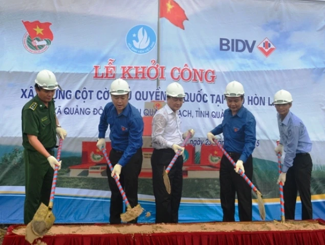  Lễ khởi công công trình xây dựng cột cờ trên đảo Hòn La (Quảng Bình)