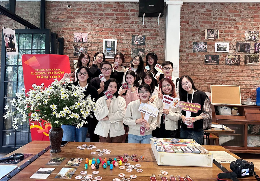 Nhóm sinh viên thực hiện dự án "Long Thành Gấm Hoa". Nhóm sinh viên thực hiện dự án "Long Thành Gấm Hoa".